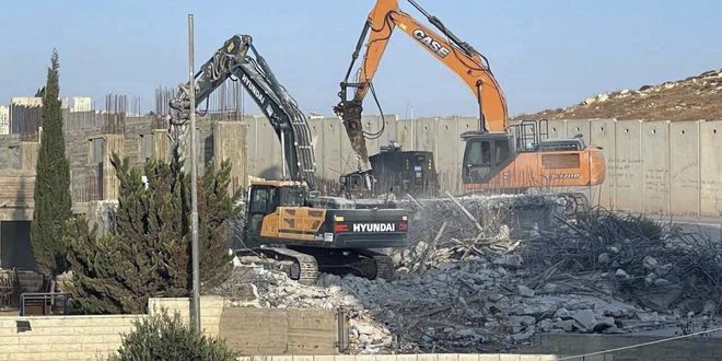 الاحتلال يهدم إسطبلًا في بلدة الرام شمال القدس