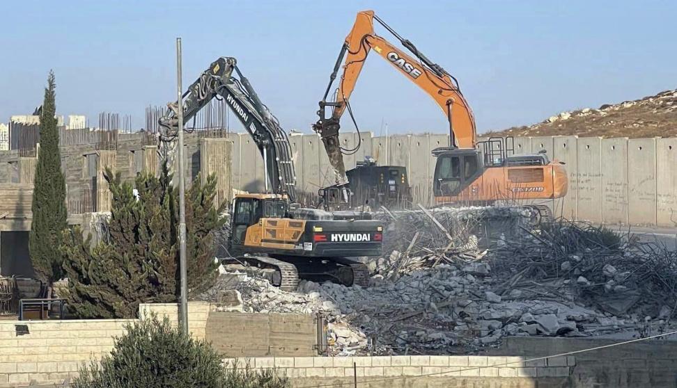 الاحتلال يهدم إسطبلًا في بلدة الرام شمال القدس