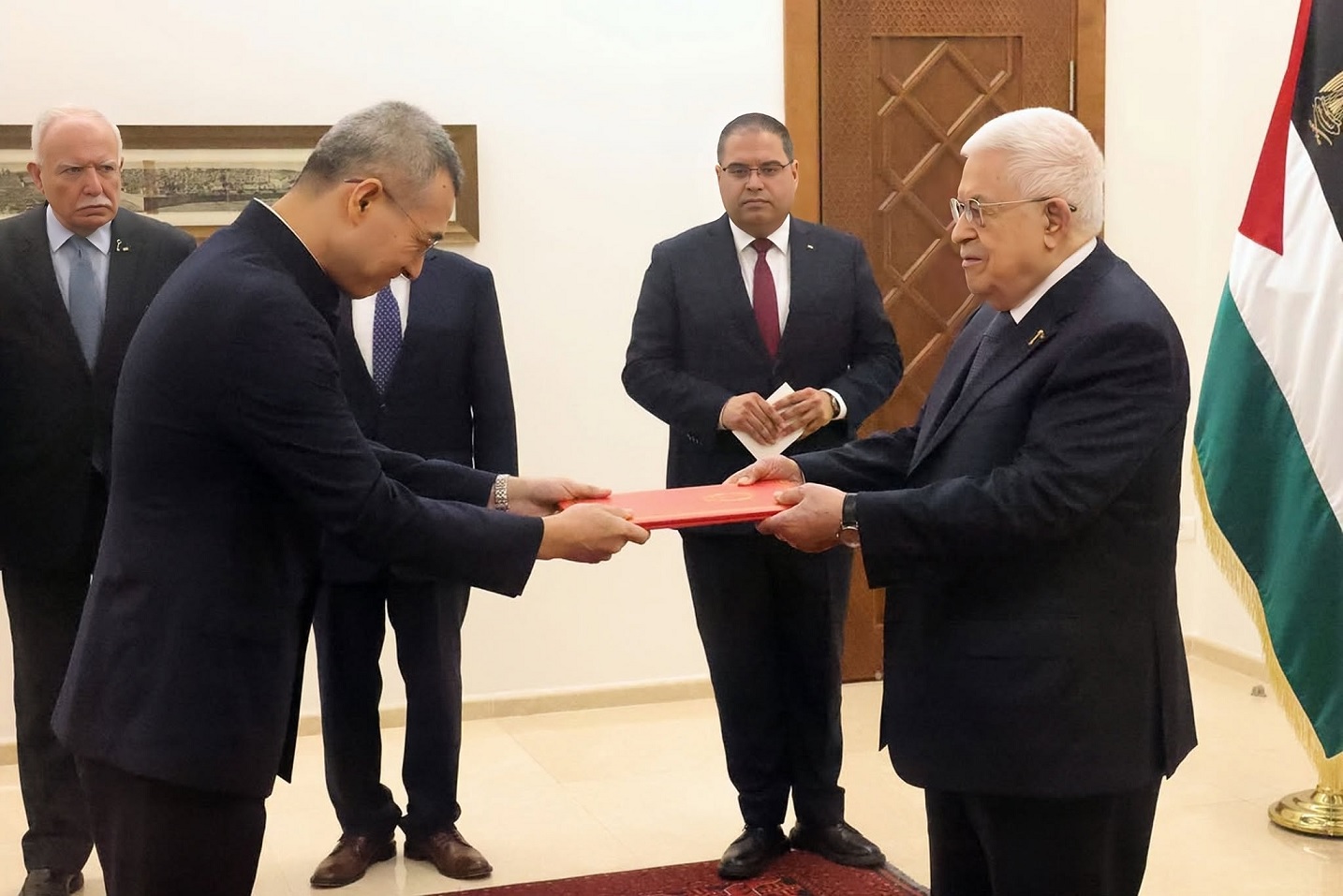 الرئيس عباس يتسلم أوراق اعتماد سفير جمهورية الصين الشعبية لدى دولة فلسطين سون تشن