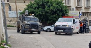 إصابة شاب وإحراق مركبته واعتقالات خلال اقتحام قوات الاحتلال لبلدات في الخليل