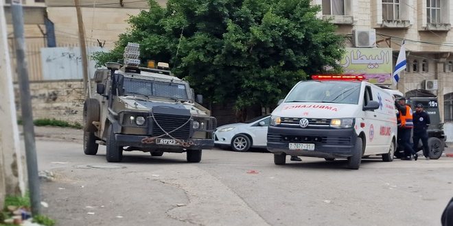 إصابة شاب وإحراق مركبته واعتقالات خلال اقتحام قوات الاحتلال لبلدات في الخليل