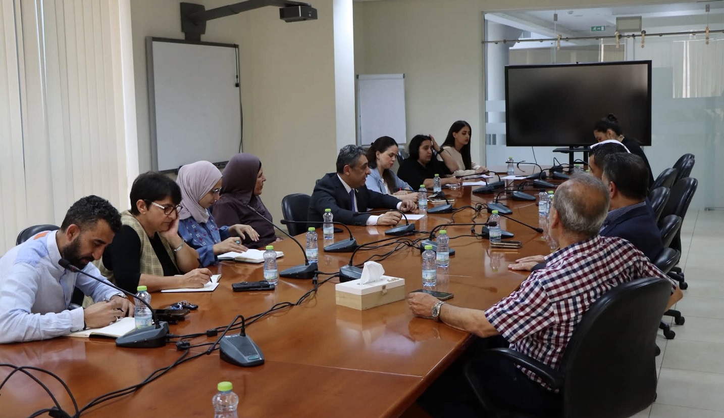 وزارة الخارجية تعقد اجتماعا لبحث جرائم الاحتلال المتصاعدة بحق الأسرى الفلسطينيين