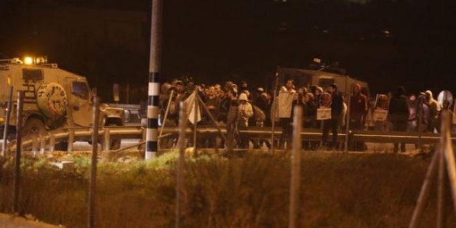 مستوطنون يعتدون على مركبات المواطنين شرق رام الله