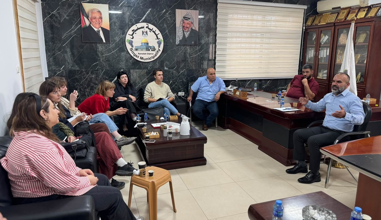 بلدية سنجل تستقبل وفدًا حقوقيًا وإعلاميًا للاطلاع على واقع البلدة
