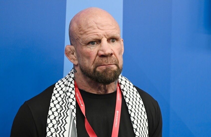 المقاتل مونسون يستنكر قرار الاتحاد الدولي للتزلج بسحب صفة "الرياضي المحايد" من متزلجين روس