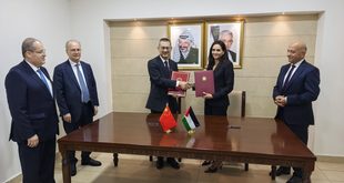 السفير الصيني لدى فلسطين سون تشن يوقع اتفاقية تنفيذ مشروع مبنى الصداقة والتنمية الصيني-الفلسطيني