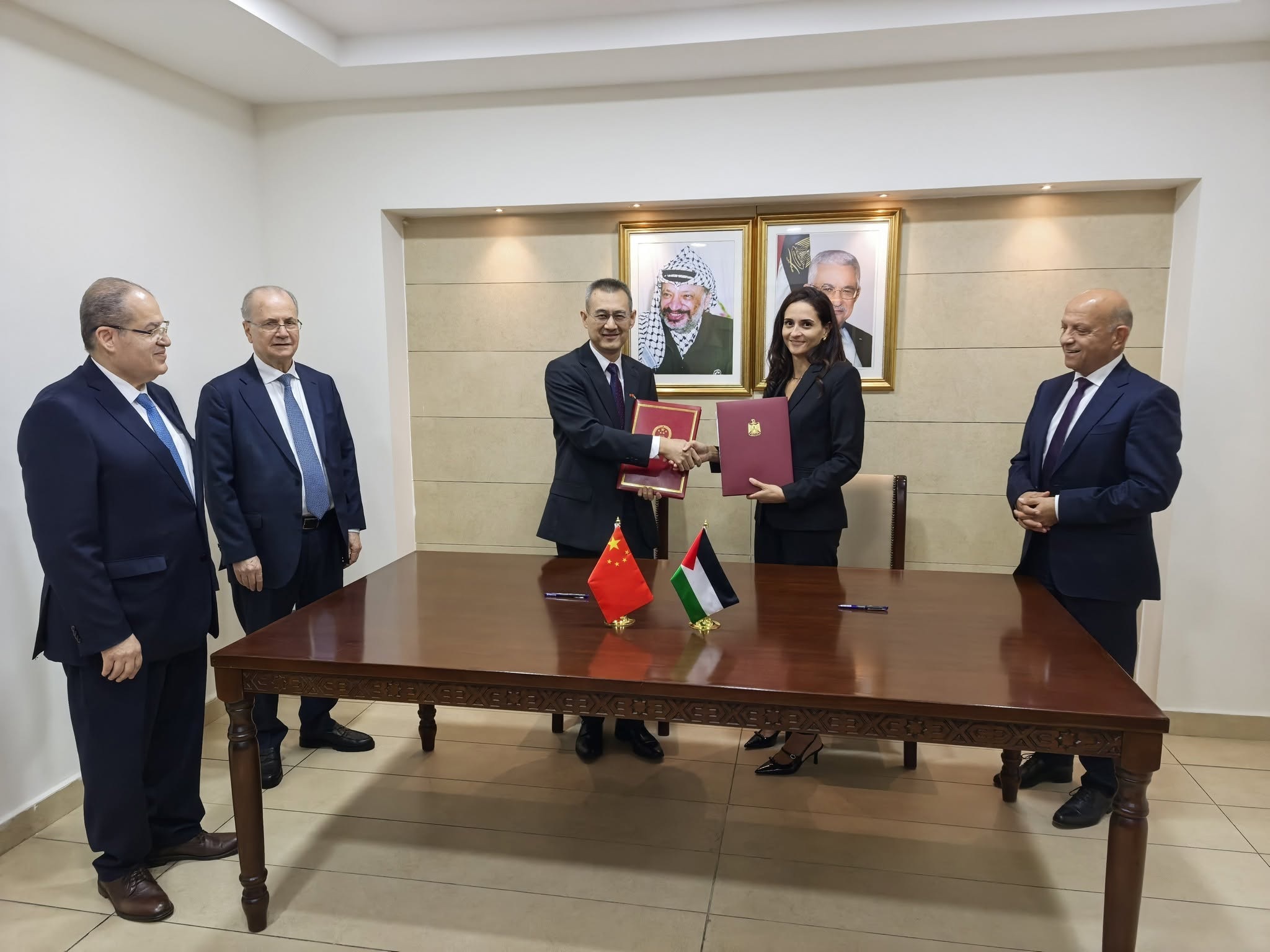 السفير الصيني لدى فلسطين سون تشن يوقع اتفاقية تنفيذ مشروع مبنى الصداقة والتنمية الصيني-الفلسطيني