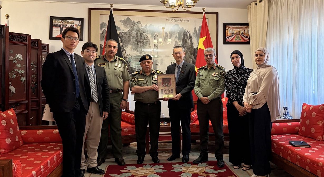 اللواء أنور رجب يبحث مع سفير الصين لدى فلسطين التعاون والاستفادة من الخبرات الصينية في المجالات الفكرية والمعنوية والتدريبية