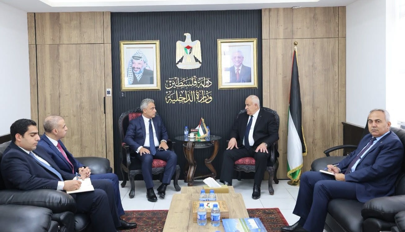 وزير الداخلية يستقبل السفير المصري لدى دولة فلسطين