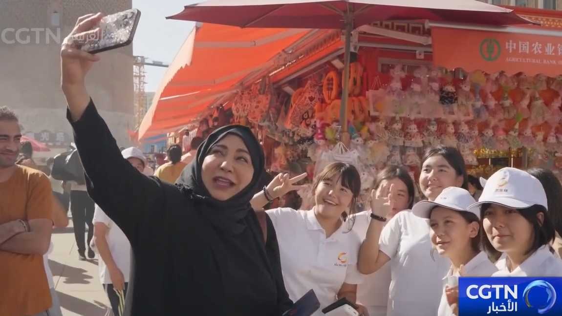 وفد من مؤثري وسائل التواصل الاجتماعي الأجانب يجرى جولات ميدانية للاطلاع على تنمية شينجيانغ في مختلف المجالات