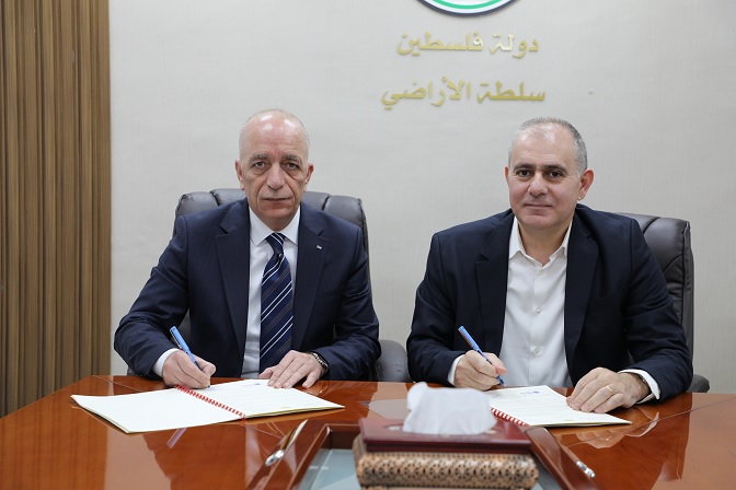 سلطة الأراضي توقع اتفاقية لاستثمار أملاك الدولة بإنشاء موقف سيارات ذكي في الخليل