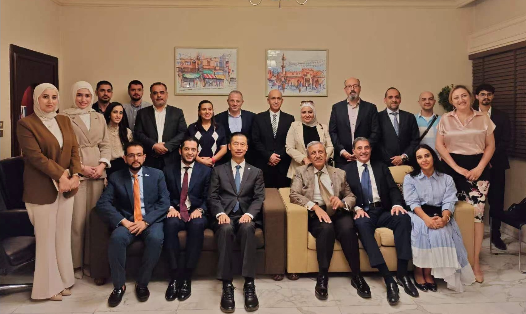 السفير الصيني لدى الأردن قوه وي يشارك في جلسة المنتدى الاقتصادي الأردني