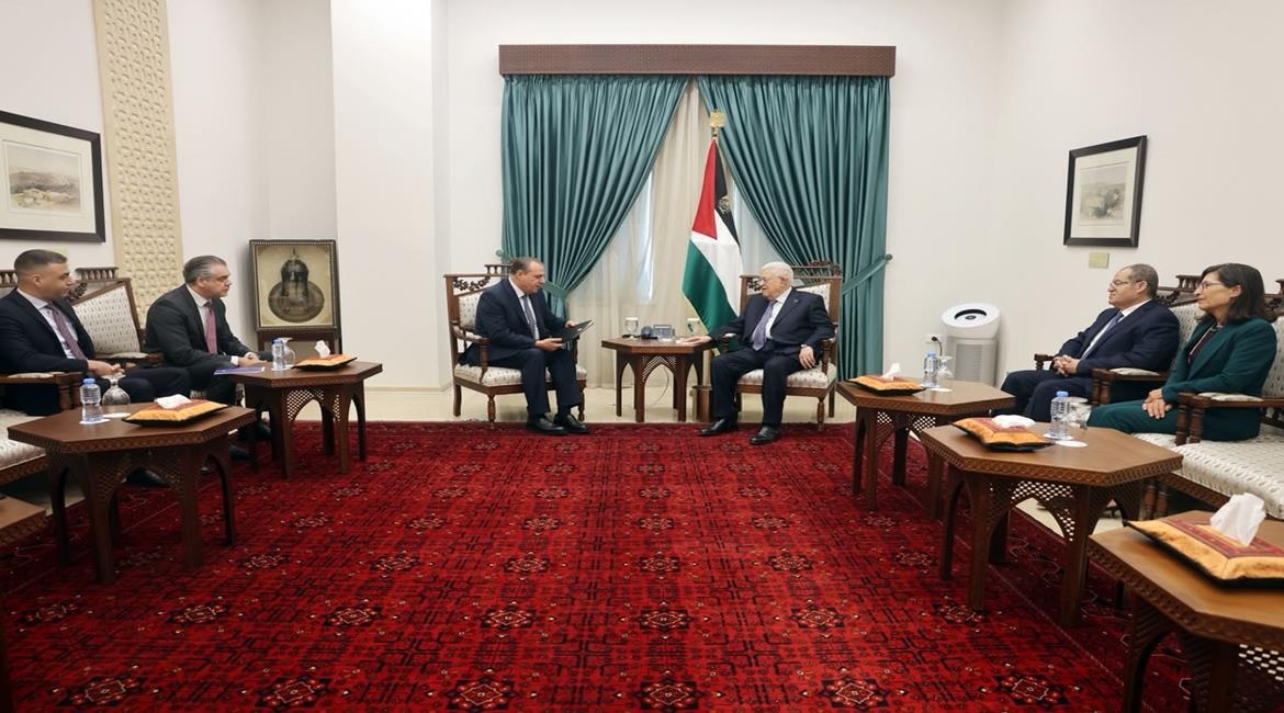 الرئيس محمود عباس يتسلّم دعوة من الملك عبد الله الثاني للمشاركة في مؤتمر "صون الإنسانية في الحرب"