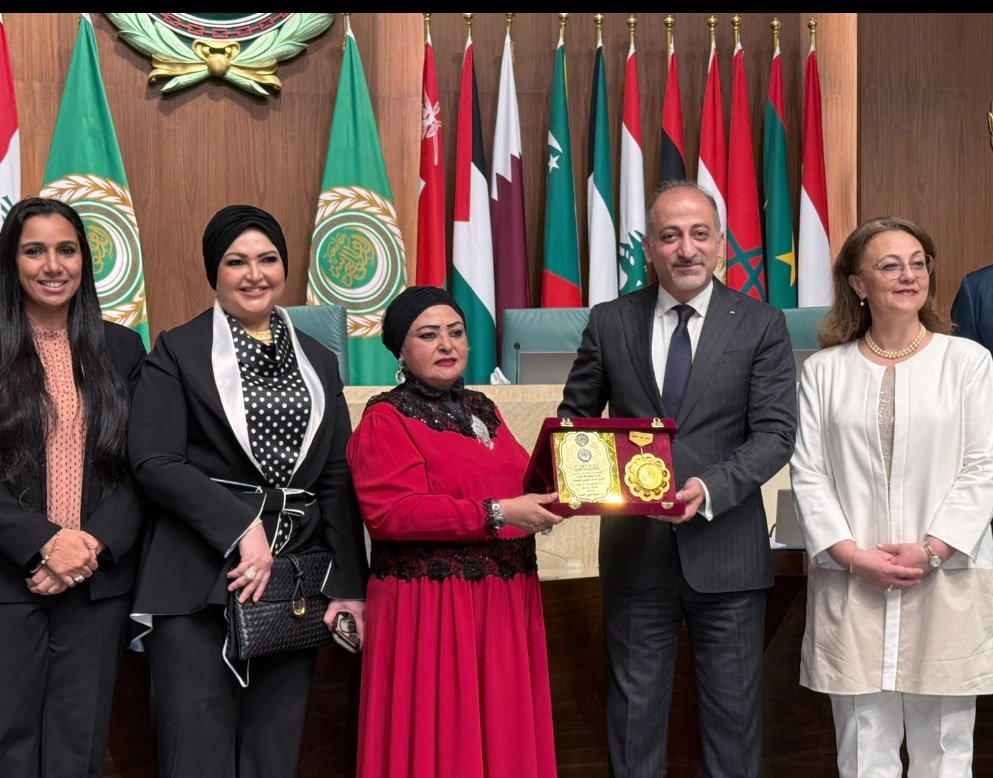 مجلس الشباب العربي يكرّم السفير مهند العكلوك بوسام "رواد العمل العربي المشترك"