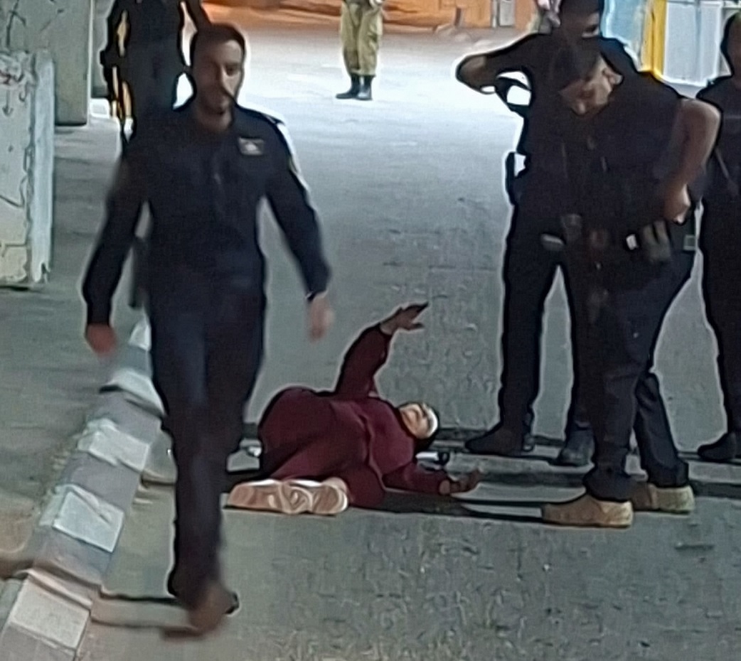 الاحتلال يصيب سيدة من ذوي الاعاقة بالرصاص ويعتقلها على حاجز قلنديا شمال القدس