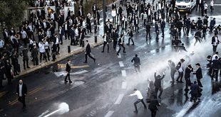 آلاف الحريديين يتظاهرون في القدس ضد التجنيد ويرفعون لافتات: "جيش العدو"