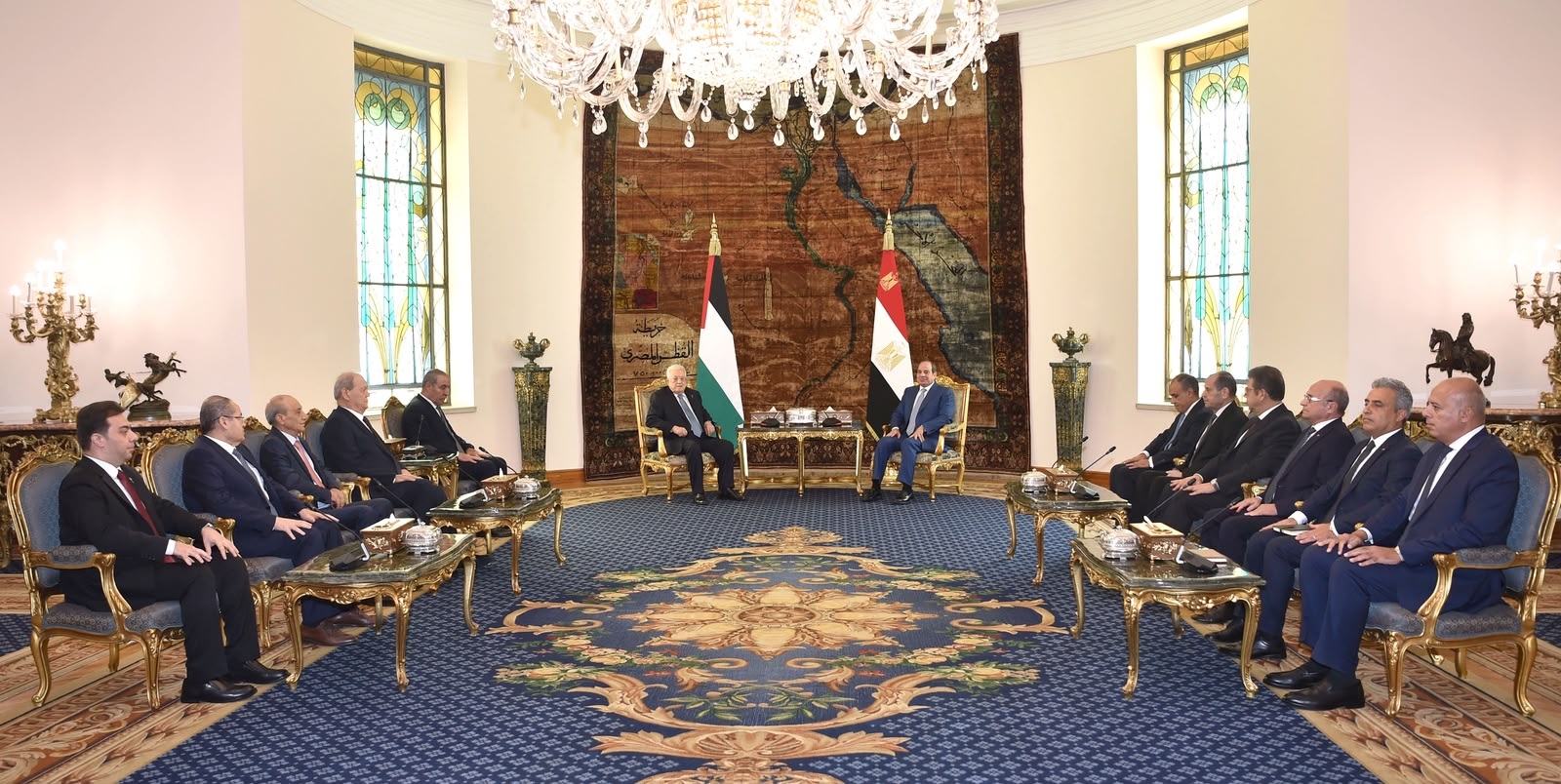 الرئيس محمود عباس ونظيره المصري عبد الفتاح السيسي يبحثان مستجدات القضية الفلسطينية