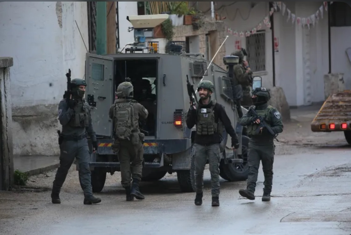 القدس: الاحتلال يعتقل موظفي بلدية حزما ويستولي على مركبة