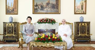 بنغ لي يوان تتبادل أطراف الحديث خلال احتساء الشاي مع عقيلة الرئيس المصري وتزور معرضا معها