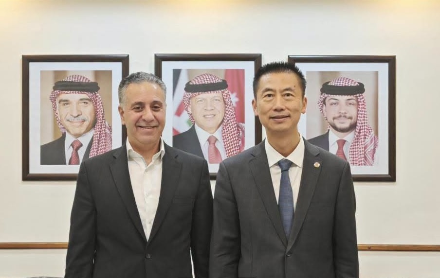 السفير الصيني لدى الأردن قوه وي يلتقي بوزير الصناعة والتجارة والتموين الأردني
