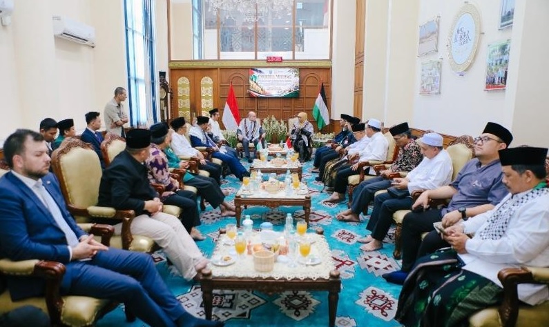الهباش ومفتي فلسطين يبحثان مع قيادات جاوة الشرقية الأوضاع في فلسطين وتعزيز التعاون