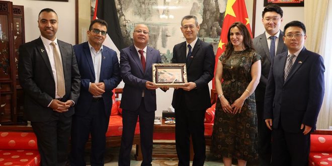 أبو هولي يثمّن مواقف الصين الداعمة لـ فلسطين ويبحث مع السفير الصيني أوضاع اللاجئين ودعم المخيمات