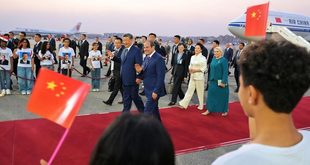 الرئيس المصري عبد الفتاح السيسي يستقبل الرئيس الصيني شي جين بينغ في مطار القاهرة الدولي