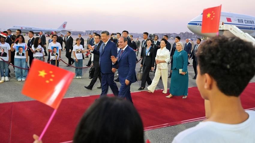 الرئيس المصري عبد الفتاح السيسي يستقبل الرئيس الصيني شي جين بينغ في مطار القاهرة الدولي
