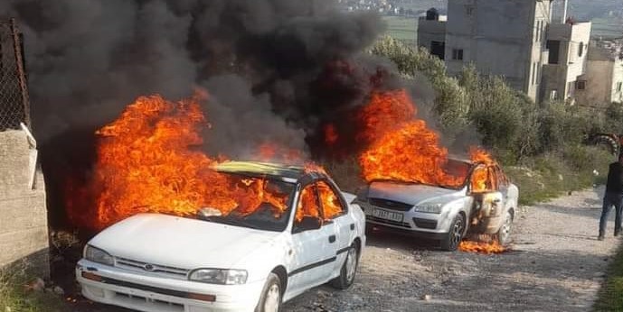 مستوطنون يحرقون أربع مركبات في عقربا جنوب نابلس