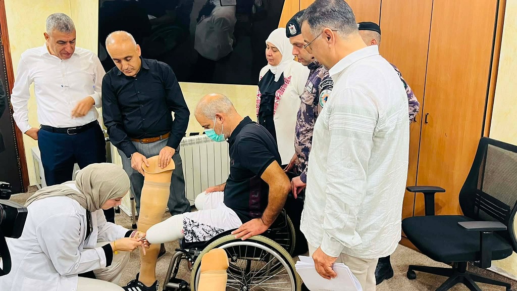غنام وحنتولي يطلقان حملة تمكين الأسر.. ويسلمان ماكينات خياطة ويعيدان الأمل لمواطن مبتور الساقين