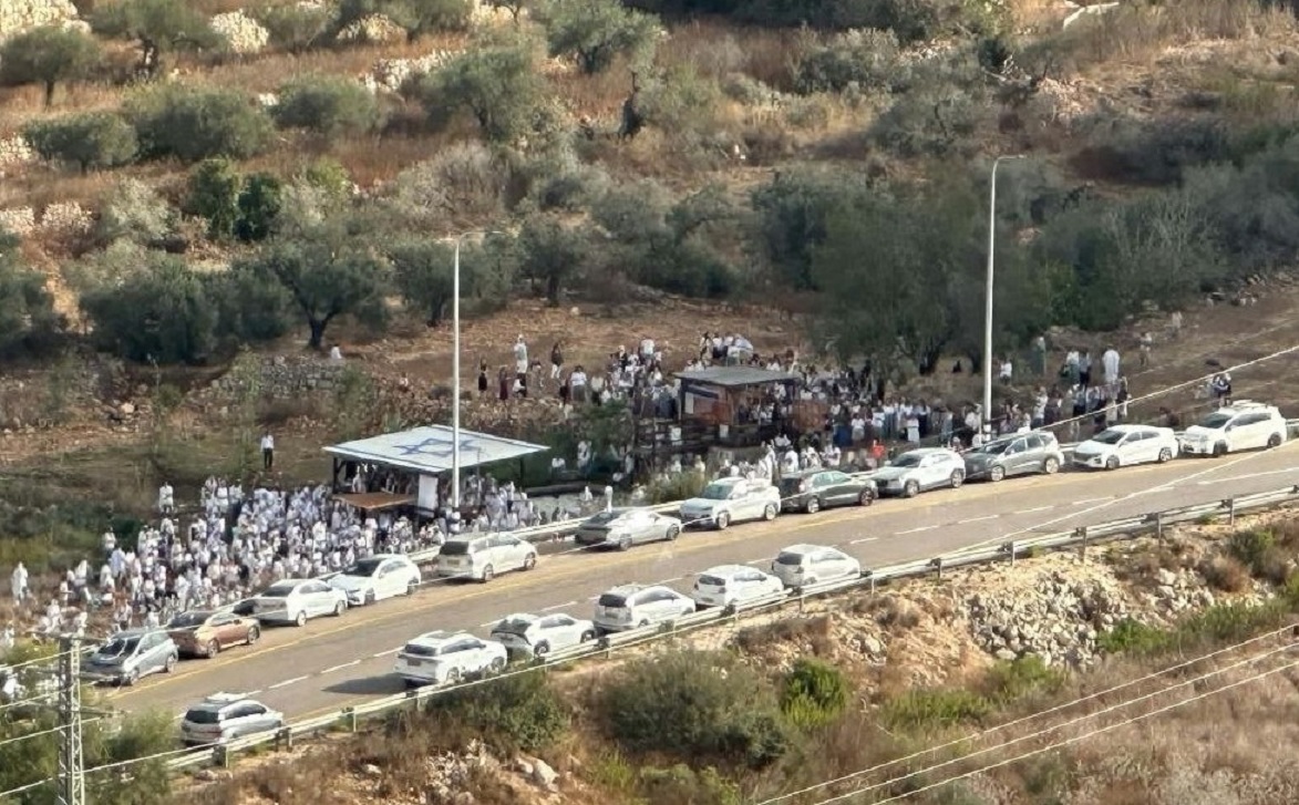 عشرات المستوطنين يقتحمون منطقة "واد ريا" شمال غرب رام الله