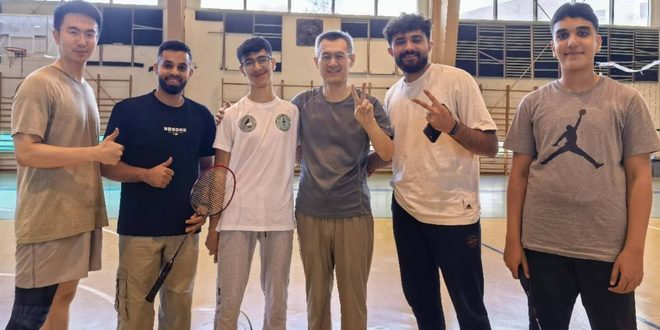 في لفتة ودية.. السفير الصيني "سون تشن" يمارس الرياضة مع طلبة جامعة بيرزيت