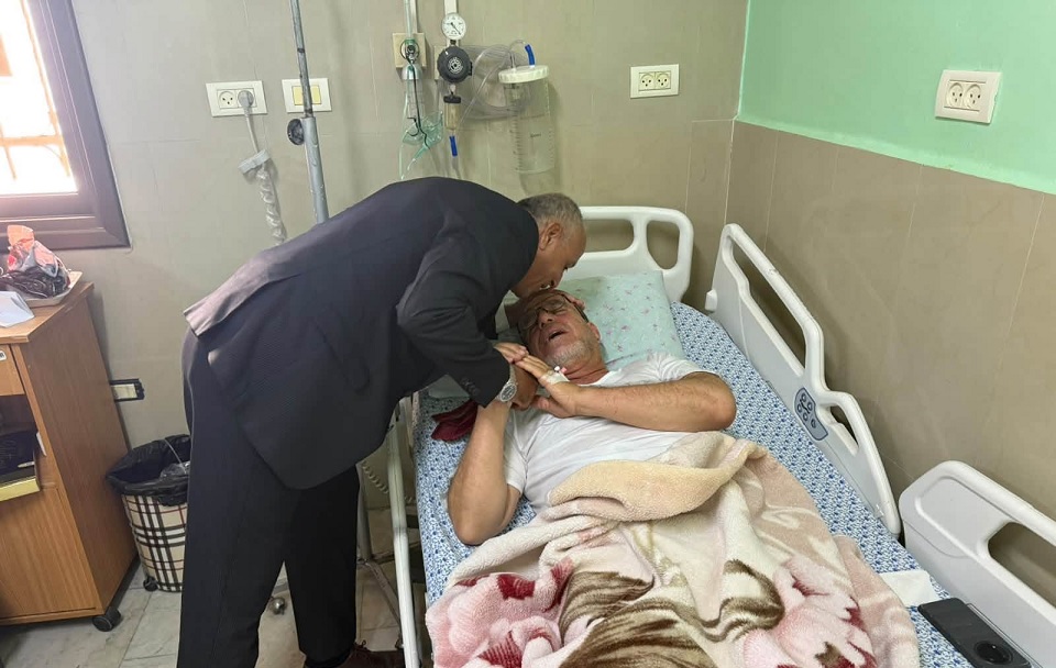 محافظ جنين كمال أبو الرب يطمئن على صحة الشيخ نافع الكيلاني بعد خضوعه لعملية جراحية