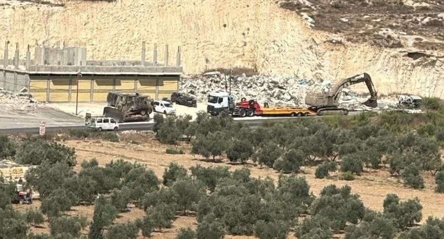 جرافات الاحتلال تشرع بتجريف أراضٍ واقتلاع أشجار زيتون في عنزا جنوب جنين