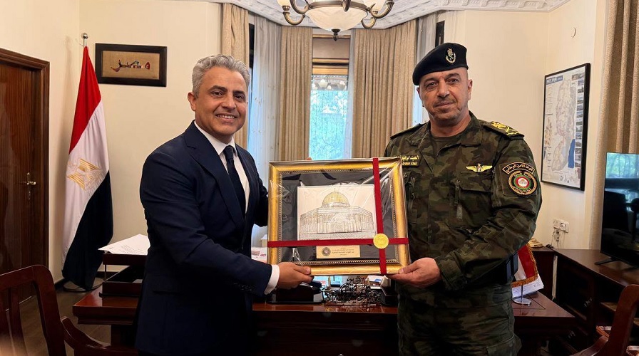 قائد قوات الأمن الوطني اللواء العبد إبراهيم خليل يهنئ السفير المصري بمناسبة تسلمه مهامه لدى دولة فلسطين
