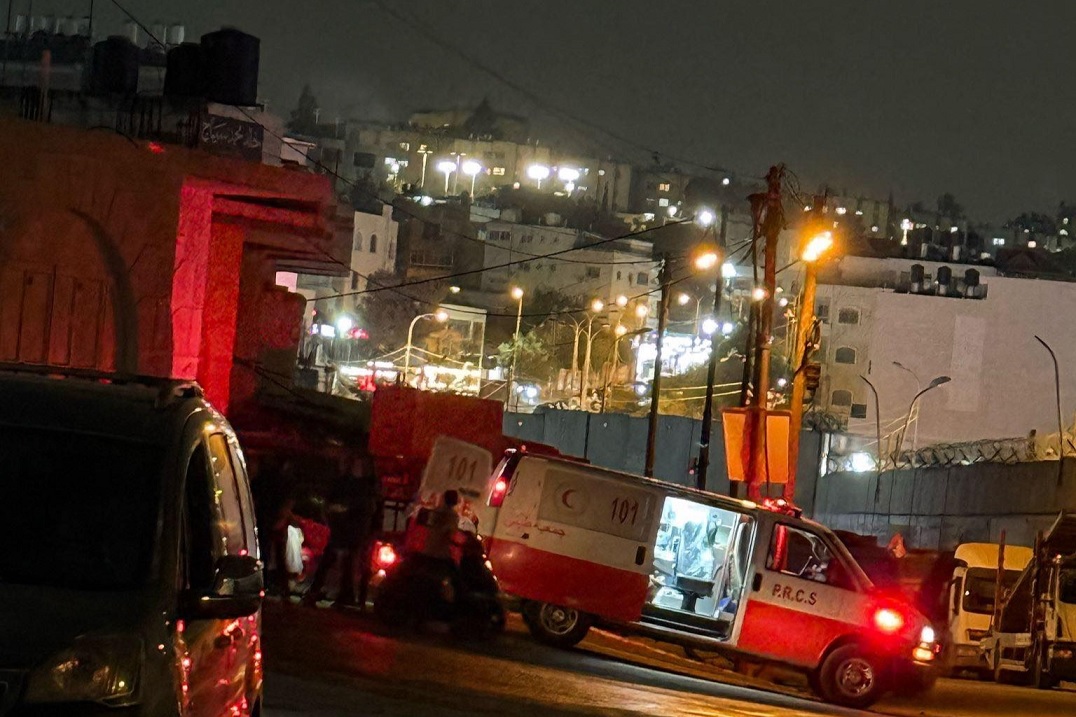 إصابة مواطن ونجله بجروح خطيرة إثر تعرضهما للضرب المبرح من قبل جنود الاحتلال في بني نعيم شرق الخليل