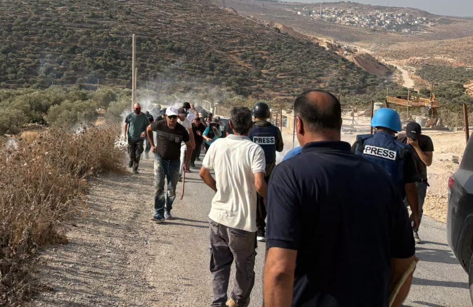 الاحتلال يصعد اعتداءاته برام الله: إصابة صحفي وعشرات المواطنين خلال قطف ثمار الزيتون في قرية دير أبو مشعل