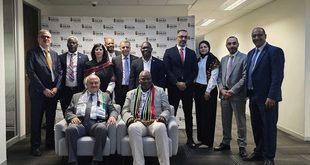 وزير الحكم المحلي سامي حجاوي يبحث مع رئيس اتحاد البلديات الجنوب أفريقي تعزيز التعاون