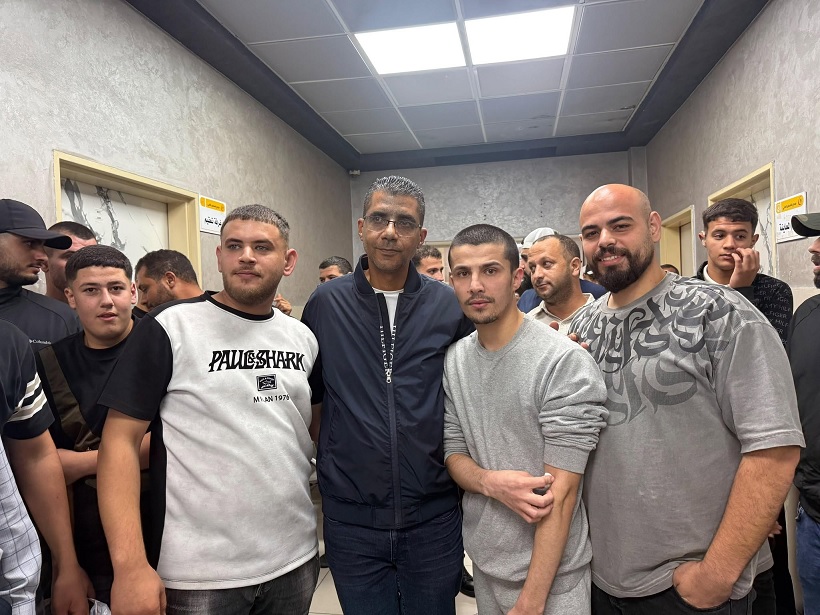الزبيدي يزور الأسير المحرر محمد مطر للاطمئنان على صحته ويهنئه بالحرية