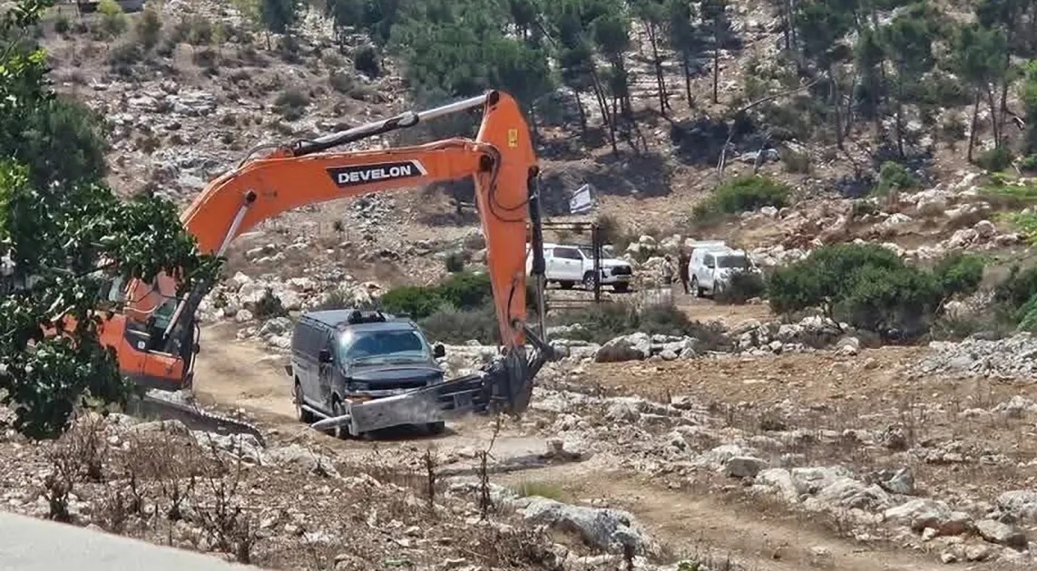 مستوطنون يشرعون بتجريف أراضٍ فلسطينية في معسكر صانور جنوب جنين