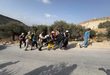 لليوم الثاني: مستوطنون يهاجمون قاطفي الزيتون والمتضامنين في دير جرير