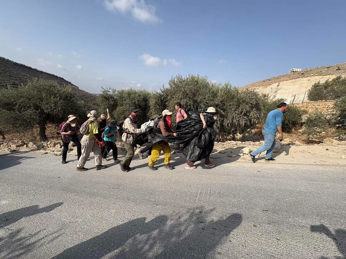 لليوم الثاني: مستوطنون يهاجمون قاطفي الزيتون والمتضامنين في دير جرير