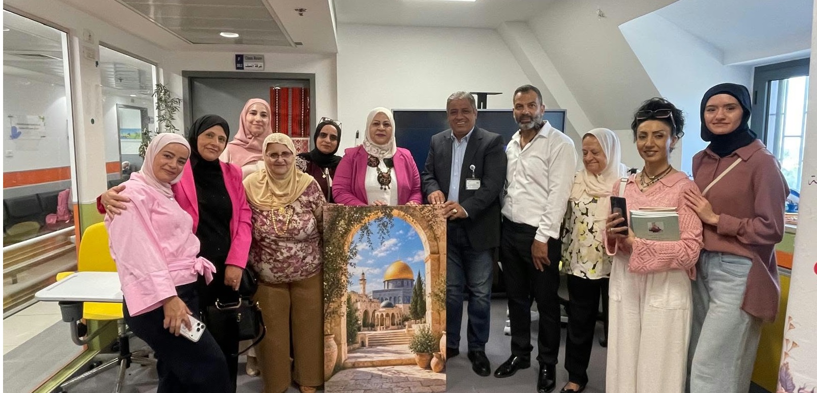 جمعية الياسمين لدعم وتمكين المرأة المقدسية تزور مستشفى المطلع في القدس بمناسبة أكتوبر الوردي