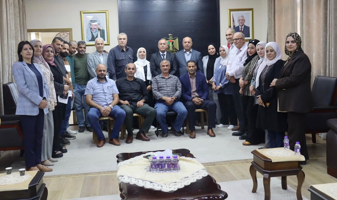 محافظ جنين يُكرّم مستشار المحافظ "طالب عبد الهادي" والموظفة "فاطمة أبو شملة" بمناسبة إحالتهما للتقاعد