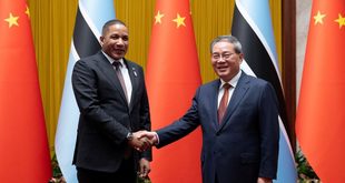 رئيس مجلس الدولة الصيني يلتقي رئيس بوتسوانا