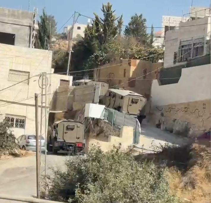الاحتلال يعتقل مواطنين ويغلق مداخل ومخارج محافظة الخليل