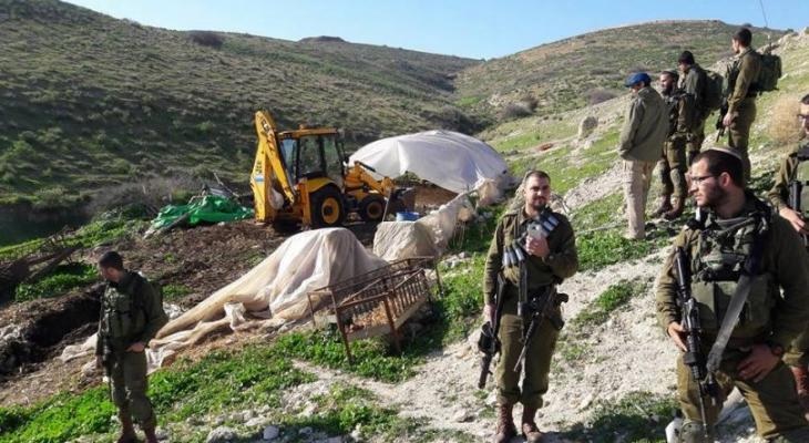 الاحتلال يحتجز مواطنا ويدمر غرفة زراعية في بيت لحم