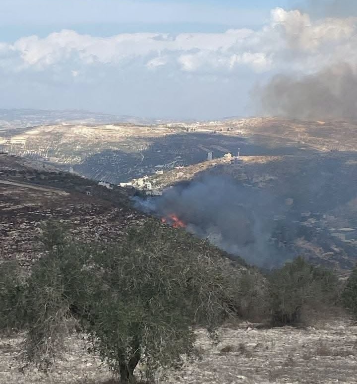 مستوطنون يشعلون النيران في أراضي بيت إمرين شمال غرب نابلس