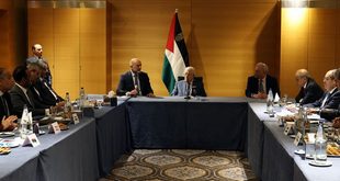 الرئيس محمود عباس يلتقي السفراء العرب في العاصمة القبرصية نيقوسيا