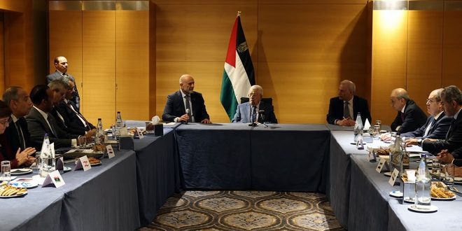 الرئيس محمود عباس يلتقي السفراء العرب في العاصمة القبرصية نيقوسيا